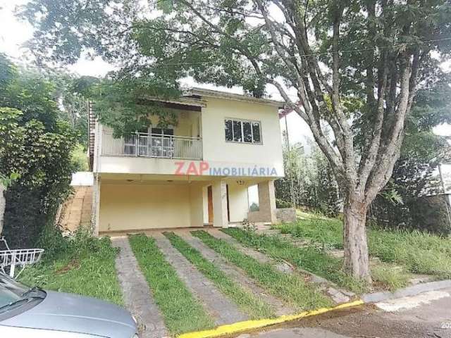 Residência espaçosa em condomínio zona sul