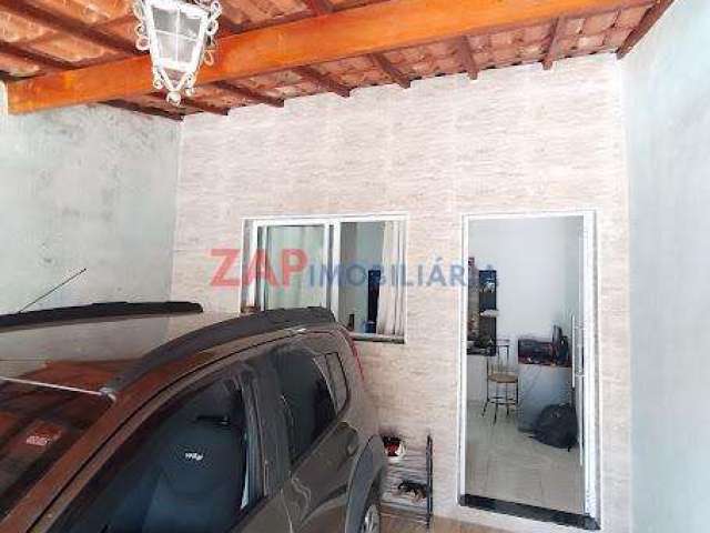 Oportunidade! Casa 2 Dormitórios com Quintal