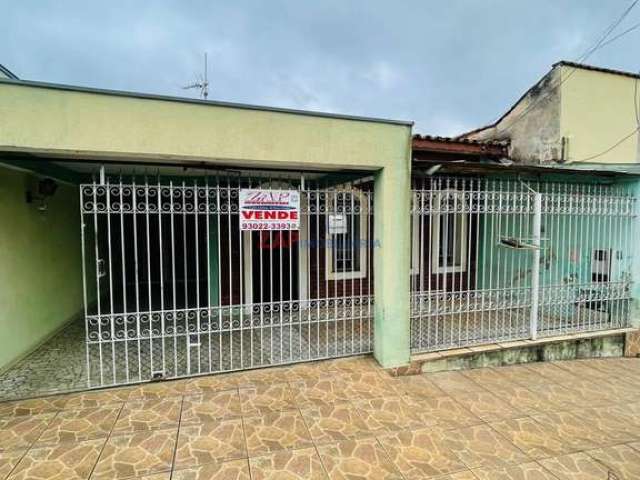 Casa com edícula, ótima localização.