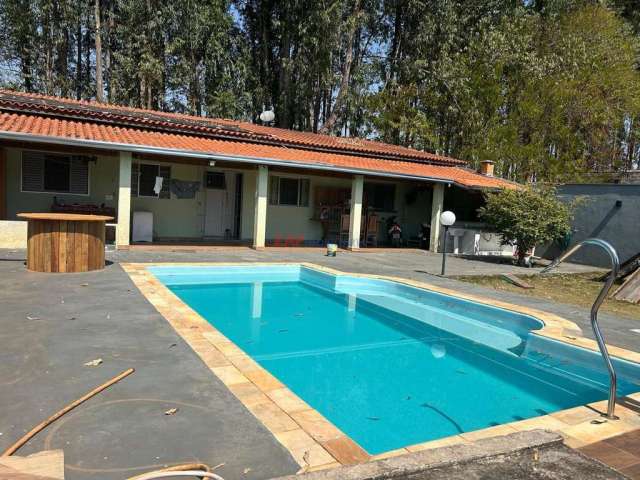 LINDA CHACRINHA com piscina, bairro do Araras.