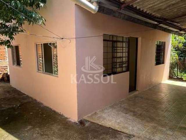 Casa de fundos para locação no bairro Country com 02 quartos, sala, cozinha e banheiro