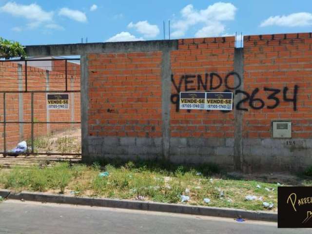 Terreno em loteamento murado com uma edícula