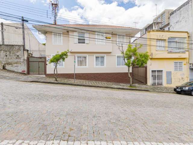 Casa, no São Francisco, de 440,00m², com 8 quartos