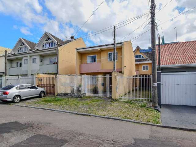 Sobrado com 4 quartos sendo 2 suítes no Uberaba, próximo ao Supermercado Jacomar.