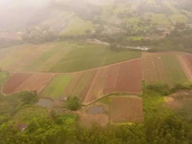 114898 fazenda em maquiné com 81 hectares, casarão, rio, escriturada, terras férteis