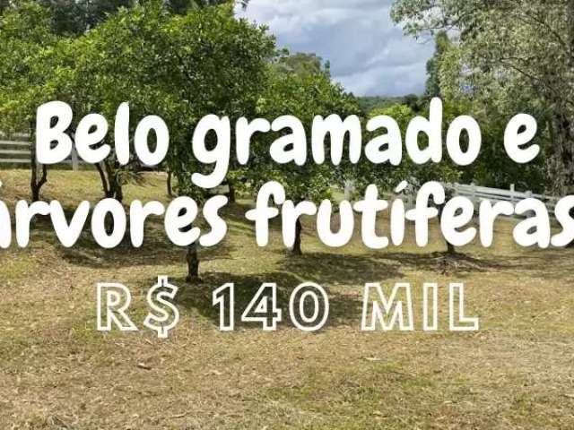 Chácara em belo gramado, árvores frutíferas, rede elétrica e água encanada em rolante