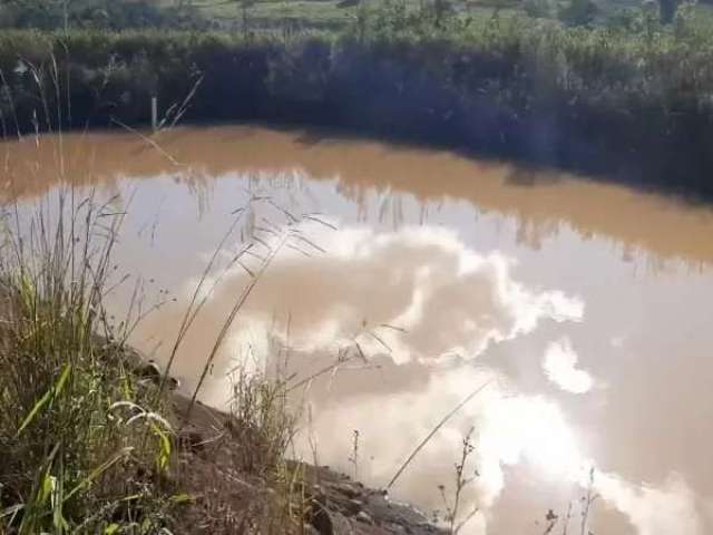 Chácara com bela cascata em taquara