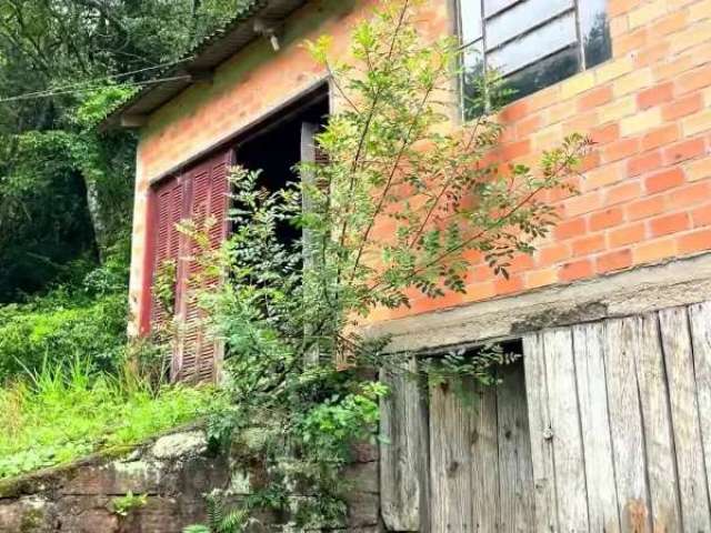 Chácara com casa de três quartos, pomar, galpão e internet fibra ótica no centro do caraá