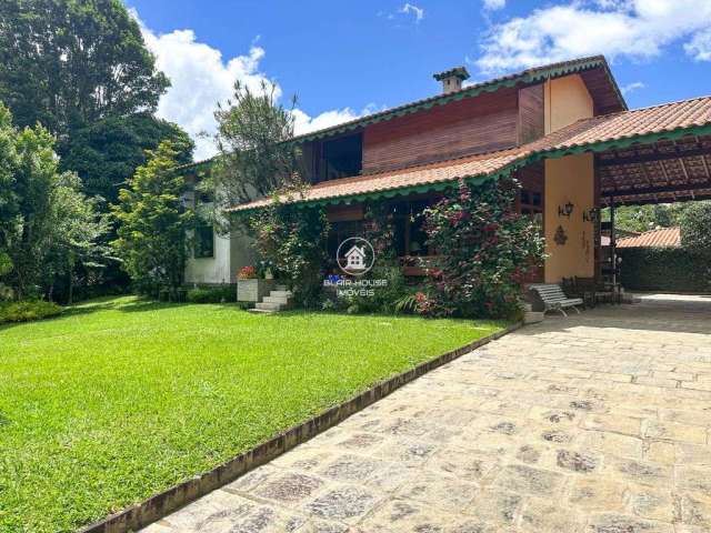 Casa de alto padrão com 5 quartos, 350m2 à venda por R$1.850.000 em Teresópolis