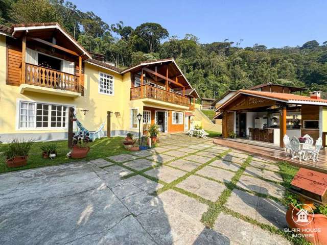 Casa de serra com 4 quartos, 247m2 à venda por R$1.950.000, Teresópolis