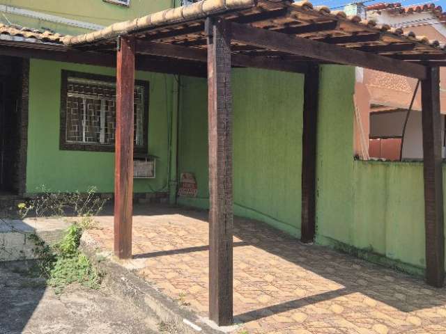 Casa na Estrada do Cabuçu; casa no Centro de Campo Grande, RJ