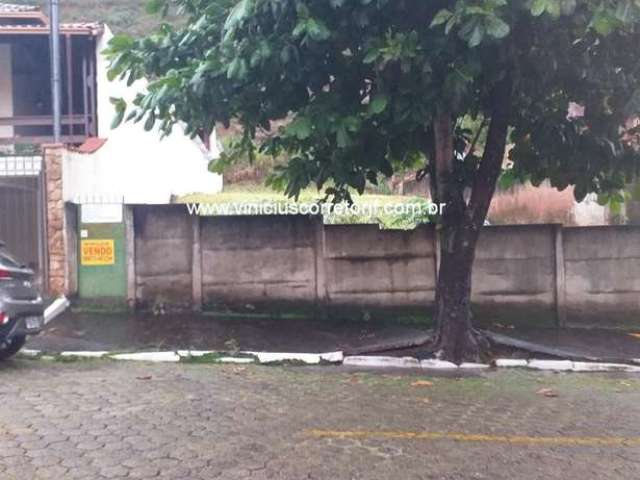 Terreno plano em frente a praça