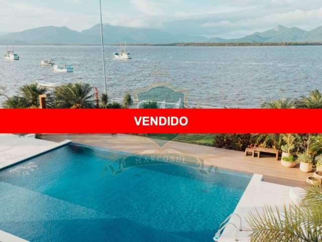 Magnifica casa de frente para o mar em Guaratuba com 755 m² de area total, 5 suites, 8 banheiros, garagem 8 carros, piscina borda infinita de frente.