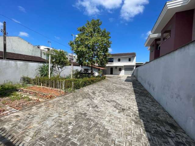 Sobrado à Venda no Aventureiro – Ideal para Moradia ou Comércio  • 3 Dormitórios  • Sala e Cozinha Amplas  • Lavanderia  • Sacada  • Garagem Aberta para até 6