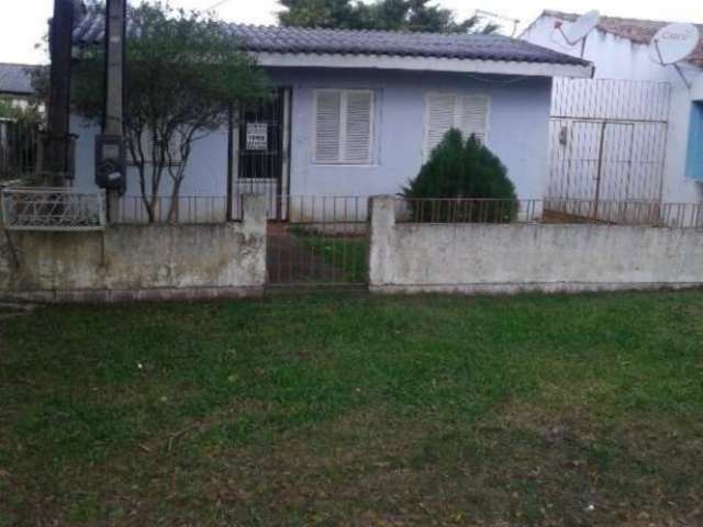 Casa de 2 dormitórios em avenida do bairro Hípica, medindo 80 m² privativos, terreno grande com área total de 480 m². Garagem para 4 carros, sala, cozinha, área de serviço e  gradil. Excelente localiz