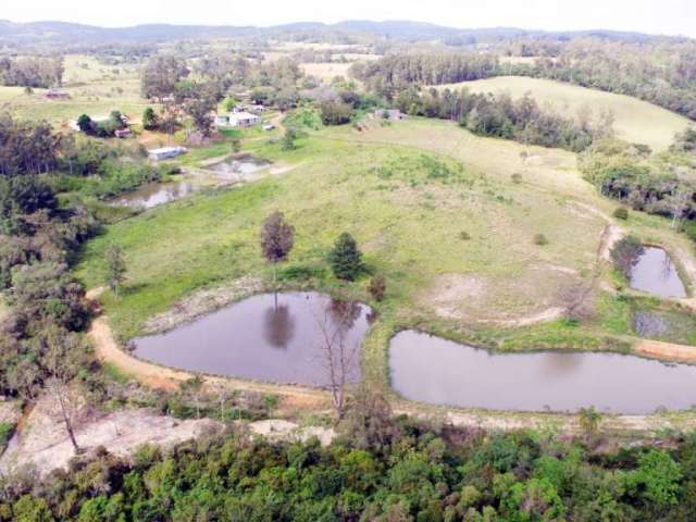 Sítio de 10 hectares  em Viamão.&lt;BR&gt;&lt;BR&gt;Área possui, casa sede, galpão, garagem e açudes distante 4 km do Centro de Viamão e apenas 1,5 km de estrada de chão, restante tudo asfalto. &lt;BR