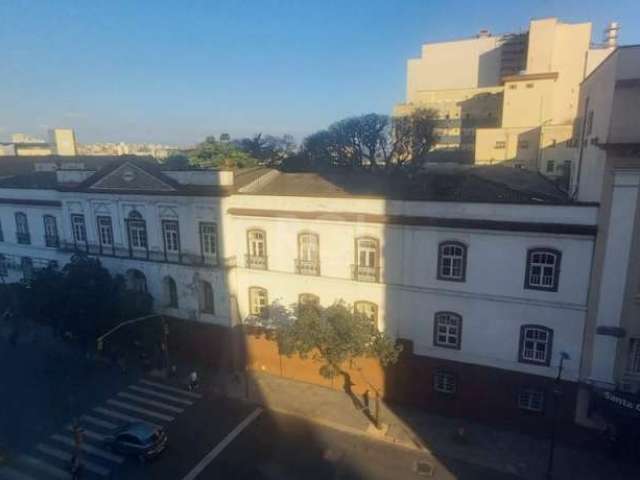 A sala/conjunto está localizado no bairro Centro Histórico em frente ao complexo hospitalar Santa casa, ideal para médicos que querem aproveitar o fluxo de pacientes do Hospital. O conjunto comercial 