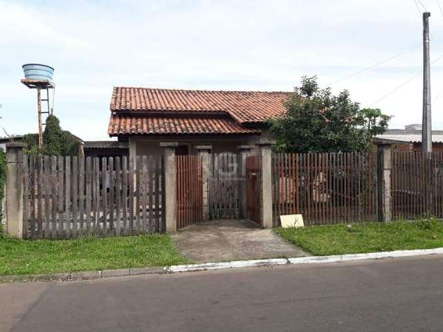 Casa principal com 2 dormitórios, banheiro, sala, cozinha ampla, lavanderia com banheiro, espaço gourmet com churrasqueira, poço artesiano, ótima casa nos fundos. Consulte um dos nossos corretores esp