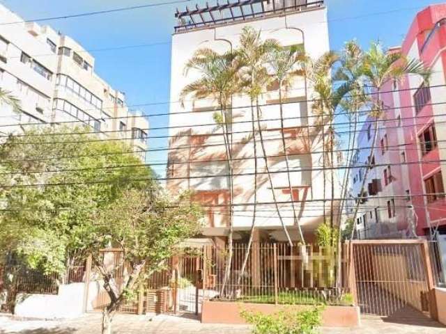 Ótimo apartamento no bairro Petrópolis, desocupado, com 66m² privativos, de 2 dormitórios e vaga. Possui living amplo, 2 dormitórios, banheiro com box e ventilação natural, cozinha, área de serviço e 