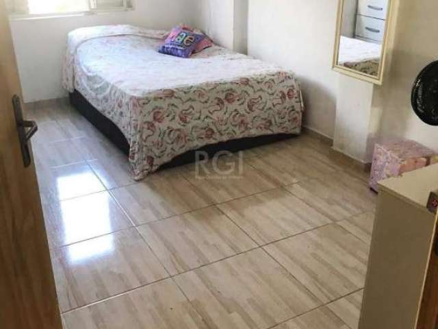 Apartamento térreo tipo casa, no bairro Medianeira em Porto Alegre, 2 dormitórios, living 2 ambientes, 2 banheiros , social e auxiliar, semi mobiliado, cozinha e lavanderia, pátio, cozinha com churras