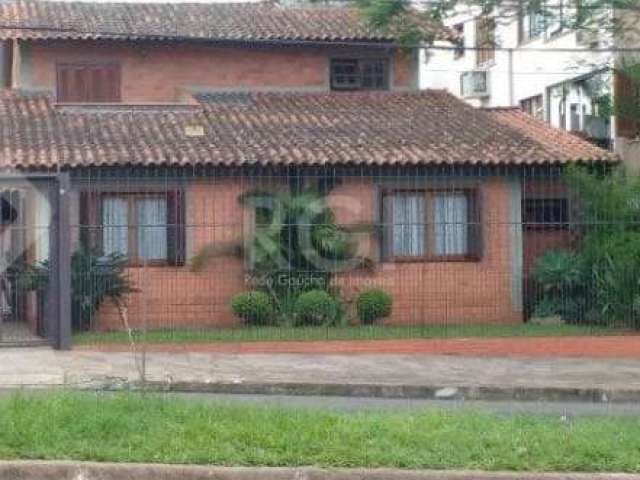 Vende  residência , composta de 03 dormitórios, uma suíte, living para 3 ambientes com lareira, cozinha montada, área de serviço, área externa com churrasqueira, espaço para piscina, banheiro, lavande