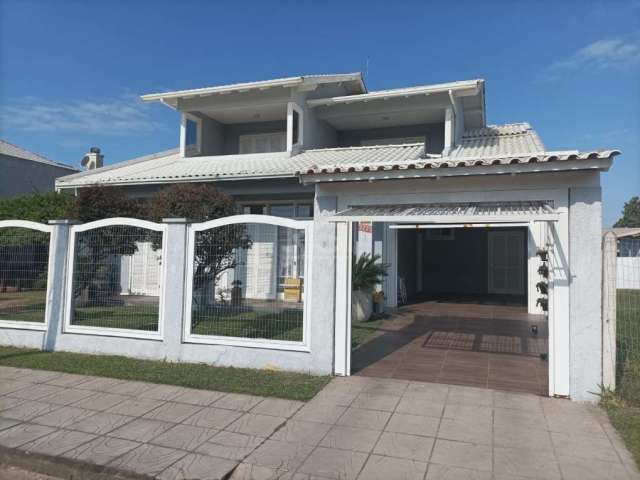 Casa com 290m2, 03 dormitórios grandes, sendo 01 suíte térrea com banheira, 02 banheiros sociais, amplo living de estar e jantar com 06 ambientes, móveis planejados, cozinha, churrasqueira, pátio fech