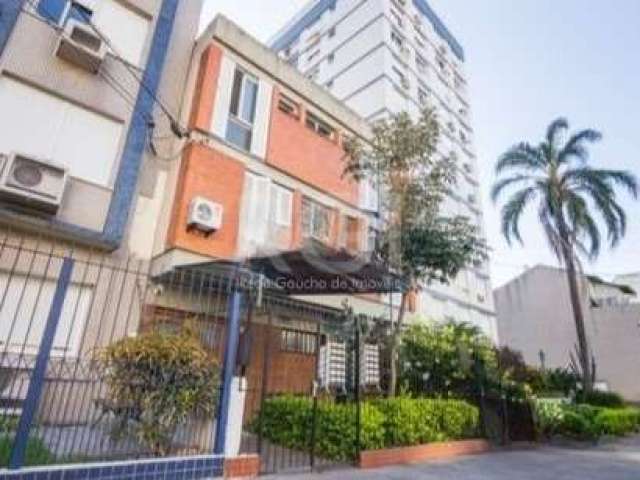 Apartamento 2 dormitórios no bairro Bom Fim, de frente, com 56m2 privativos, living, banheiro social, cozinha, área de serviço e dependência de empregada completa. Ficam os móveis fixos do dormitório 