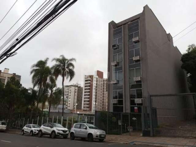 Sala comercial a poucos metros da 24 de Outubro.&lt;BR&gt;3 ambientes, ampla recepção, sala para arquivos ou secretária e sala principal, lavado e de frente.&lt;BR&gt;Prédio com portaria virtual e óti