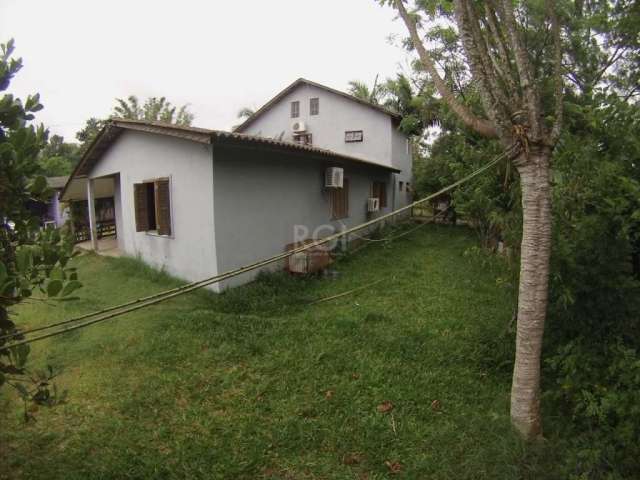 Ótima casa com 5 dormitórios, ou 4 dormitórios mais escritório, sala ampla com 2 ambientes, cozinha com 50 m² e móveis planejados que ficam no imóvel, dos 5 dormitórios, 2 são suítes com hidromassagem