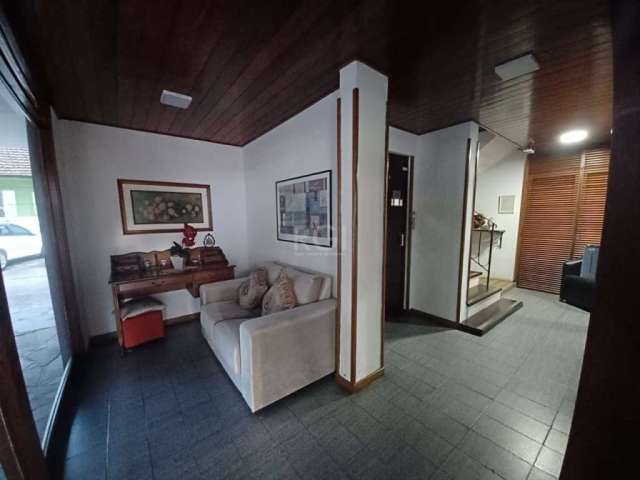 Apartamento de 1 dormitórios com 33,,88m² privativos, andar alto, cozinha, living para 2 ambientes, piso em tabuão, janelões em alumínio novos, banheiro social reformado com box em vidro. Edifício com