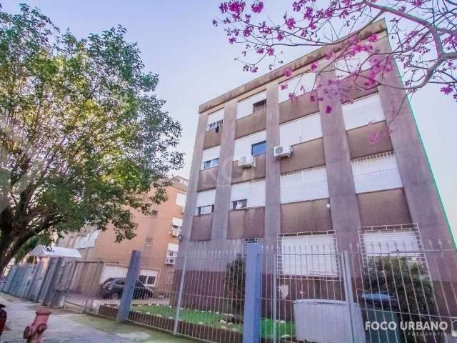 Ótimo apartamento de 2 dormitórios, totalmente reformado, amplo, de frente, ótima orientação solar, sol da manhã, cozinha com passa pratos, área de serviço integrada e banho social com box blindex. Do