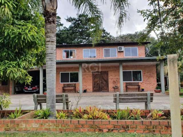 Vende belo sítio localizado no Loteamento Parque São Paulo. Boa vizinhança. O Sitio conta com árvores frutíferas e piscina. Bela casa com 3 Dormitórios,  sendo um suíte, sala, ampla cozinha e sala de 