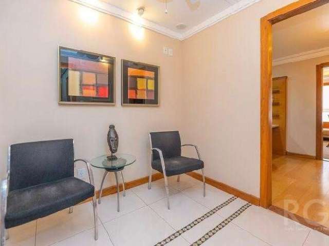 Conjunto comercial no bairro Petrópolis&lt;BR&gt;Espaçoso conjunto mobiliado, com 3 salas separadas, sendo uma sala de recepção e 2 outras para atendimento, com um banheiro e copa, tudo com móveis pla