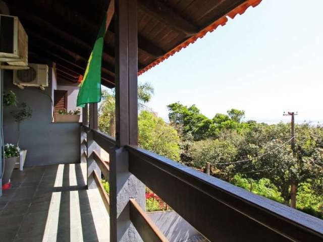 Esta é uma oportunidade de adquirir um sobrado espetacular no Morro Apamecor, que irá surpreendê-lo desde o primeiro momento em que você o visitar. Com uma área construída de excelência, esta casa ofe