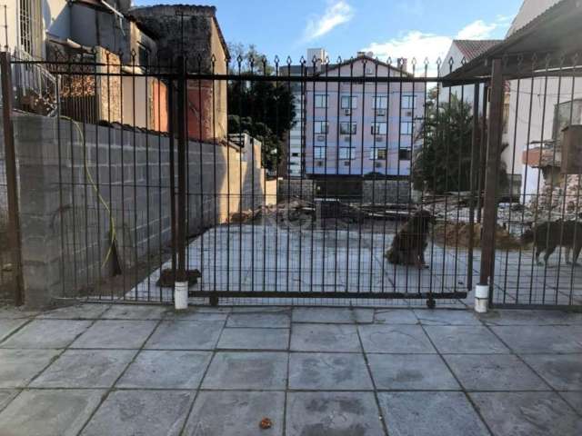 Excelente casa à venda em Porto Alegre, localizada na Rua Doutor Murtinho, no bairro Bom Jesus. Com 200m² de área privativa e 321.75m² de área total. Possui 1 banheiro social, estado de conservação bo