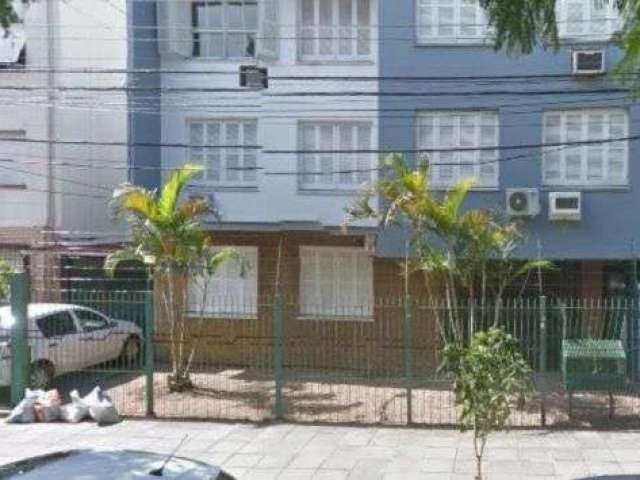 Excelente térreo de 3 dorm., sendo 1 suite no coração do bairro menino deus em porto alegre.Apartamento diferenciado, pois possui entrada individual do prédio, vaga escriturada para dois carros. Cozin