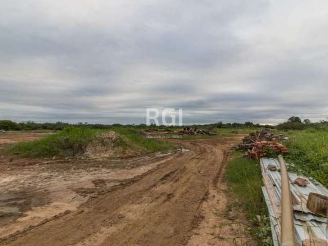 Terreno com área total de 30.850,00m² medindo 10,00m de frente, 450,00m de extenção de frente á fundos, medindo 150,00m de largura nos fundos.