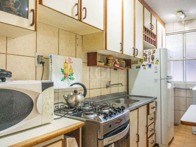 Apartamento 02 dormitórios e 1 vaga de garagem no bairro São João em Porto Alegre!&lt;BR&gt;Sendo, cozinha com área de serviço conjugada, living para 02 ambientes, 02 dormitórios amplos, banheiro soci