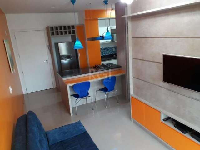 Apartamento de 01 quarto com  38 m² privativos  integrado com sala e cozinha, inteiramente Mobiliado com todos utensílios, eletrodomésticos, móveis sob medida e vaga coberta escriturada.&lt;BR&gt;Exce