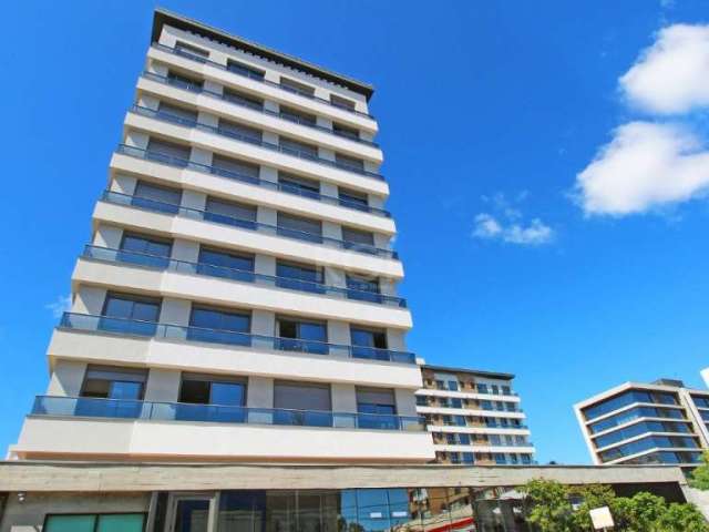 Apartamento à venda com ótima localização no bairro Tristeza, Porto Alegre. O imóvel possui 1 dormitório, 1 banheiro, 1 vaga de garagem e uma área total de 63.02m². Além disso, o apartamento conta com