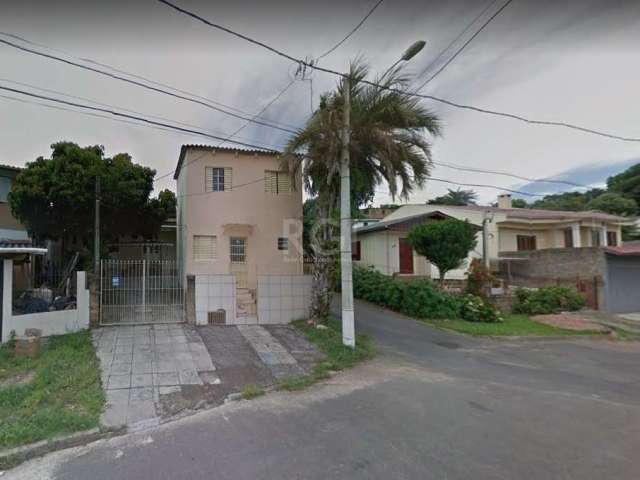 Sobrado dois dormitórios, living dois ambientes, cozinha, pátio, vaga de garagem, terreno com duas casas, ótima localização próximo a todos recursos do bairro.&lt;BR&gt;Agende já sua  visita!