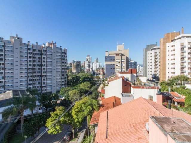 Ótima oportunidade de adquirir um apartamento espaçoso com 4 quartos, sendo 1 suíte, e 3 vagas de garagem no bairro Bela Vista em Porto Alegre. Com área privativa de 200m² e total de 345m². O empreend