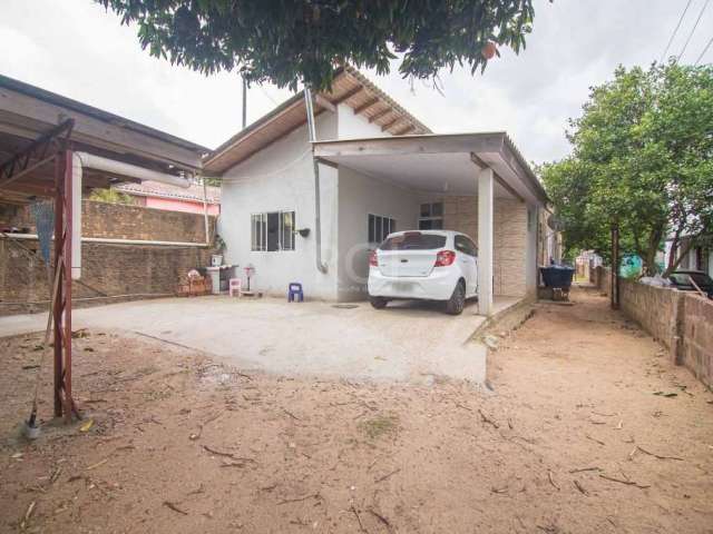 Casa com 3 dormitórios sendo 2 suítes, banheiro social, espaçoso living para dois ambientes, cozinha em conceito aberto, lavanderia e amplo pátio na frente e nos fundos. Possui ótima iluminação e vent