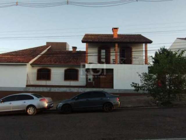 Casa de esquina em alvenaria bem estruturada, 4 dormitórios 1 suíte, amplo living de estar e jantar, 1 estar com lareira e outro com sacada, escritório, 2 banheiros sociais, dependência de empregada, 