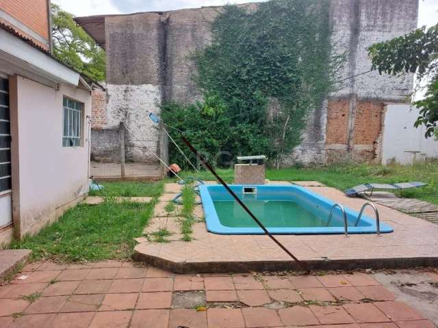 Terreno medindo 13X44, podendo ser residencial ou comercial, tem nele, uma ampla casa de dois pisos que necessita de bastante reformas, ótima localização, próximo do novo Bourbon schopping, estuda per