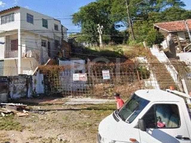 Ótimo terreno no bairro Cavalhada em Porto Alegre. &lt;BR&gt;Terreno amplo, aclive e pela DM é possível construir 4 pavimentos. &lt;BR&gt;Venha conhecer!!