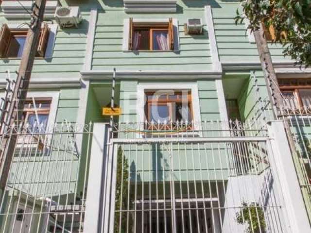 Casa no bairro Parque São Sebastião em Porto Alegre próximo ao Jardim Lindóia com 163 m² de área privativa, 3 dormitórios, 1 suíte, banheiro social, gabinete ou estar íntimo, living para 3 ambientes ,