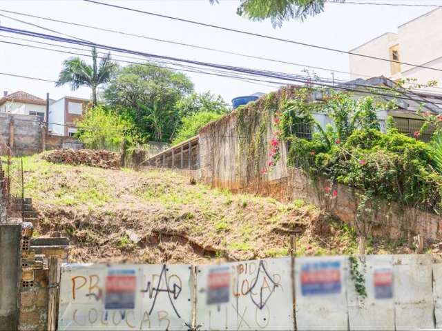 Belíssimo terreno medindo 10 x 38, alto, com uma vista especial e cercado de muito verde. Bairro e rua calma onde predominam residências e pequenos edifícios. Local próximo a academias, Shopping Cente