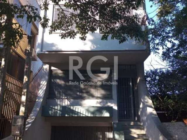 Casa comercial/residencial no bairro Petrópolis em Porto Alegre/RS. &lt;BR&gt;&lt;BR&gt;O imóvel possui 200m² privativos, composta de 3 (três) dormitórios, 1 suíte, living para 3 (três) ambientes, lav