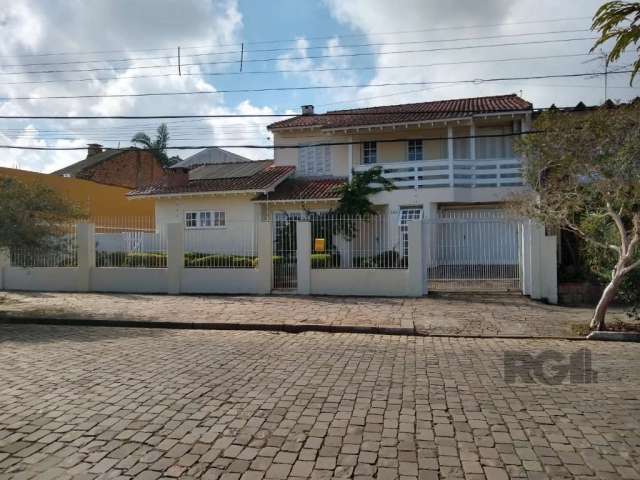 Excelente Sobrado 3 dormitórios sendo 1 suíte, 3 vagas, Piscina aquecida, energia solar.